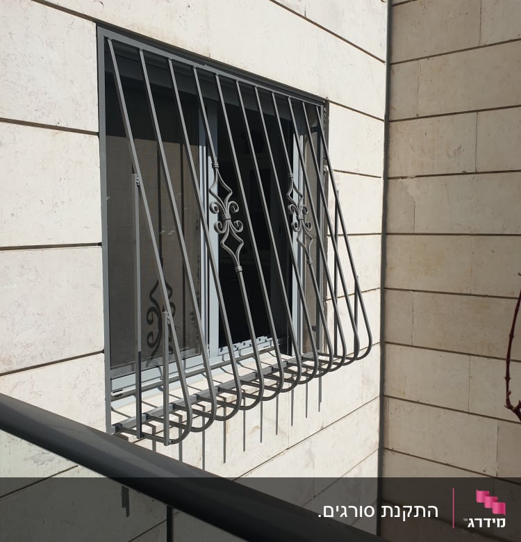 סורגי מתכת מעוצבים על חלון קיר חיצוני